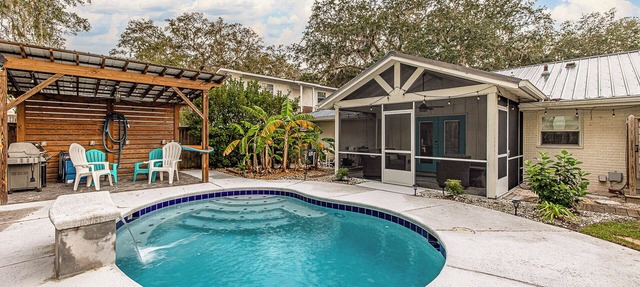 Charming 3-bedroom cottage with POOL! Beautiful open floorplan in St. Simons Island