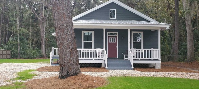 Charming 3-bedroom home within walking distance to downtown area/FLETC friendly in Darien
