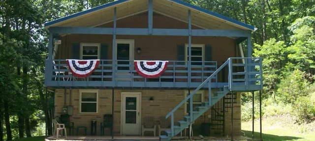 Charming 4-bedroom cabin with HOTTUB in peaceful Upper Tract with WiFi, AC in Upper Tract