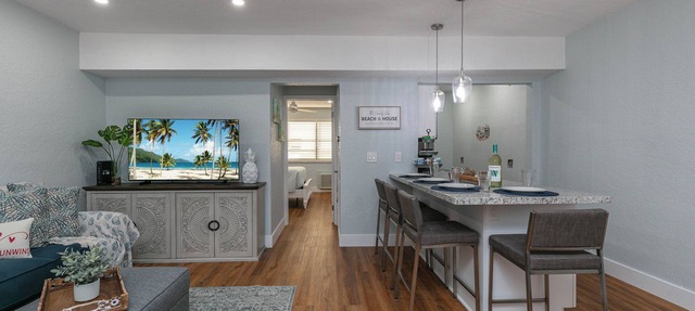 Charming beachfront condo 70 steps to Hollywood Beach, pool & free parking! in Hollywood