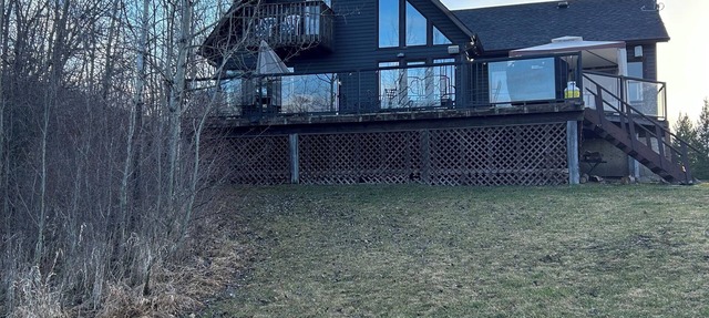 Charming creekside cottage on 2 acres w/hot tub and king bed in Lac Du Bonnet