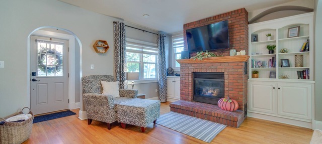Charming Getaway, Walk to Windsor Lake & Downtown! in Windsor