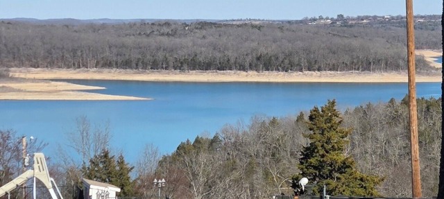 Charming Lake Cottage #7 at Teal Point Resort with Dazzling Views of Lake Norfork in Mountain Home