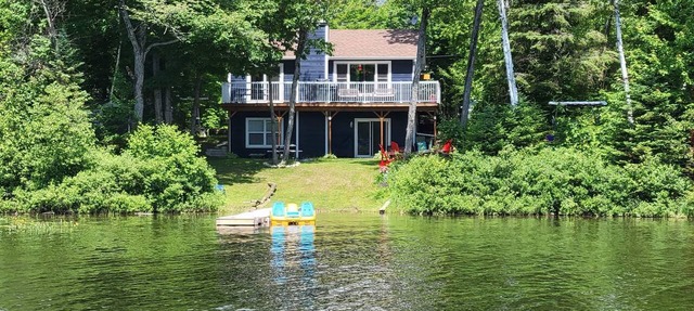 Charming Lakefront Cottage for Families & Nature Lovers in Duclos