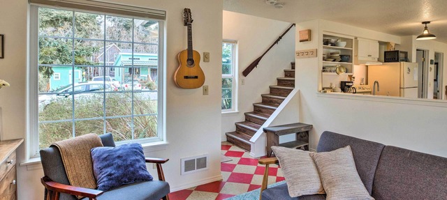 Charming Rockaway Beach House, Walk to Ocean! in Rockaway Beach