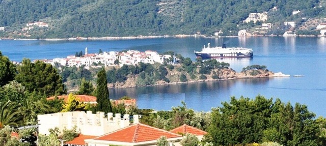Charming villa for up to 8; stunning panorama from 4 sun-terraces and pool in Skiathos