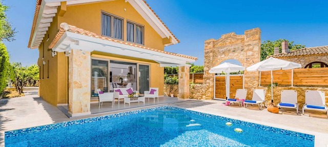 Charming villa, nestled in lovely gardens in Beloussi