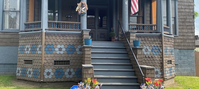 Charming Wheeling Island home. Large cozy and spacious! Your home away from home in Wheeling