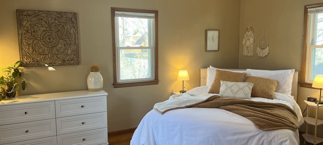 Clean Cozy Old Town Bungalow in Windsor