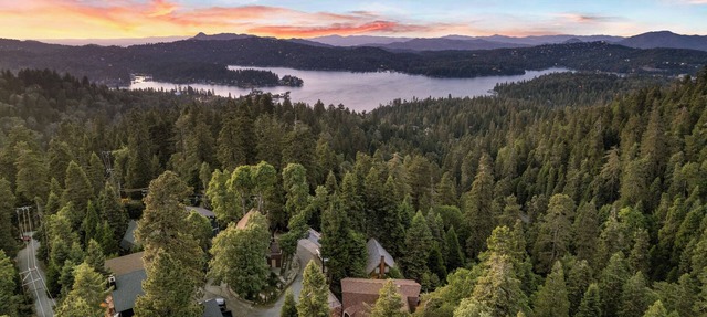 Close to Skypark/Santa's village.Cozy mountain house/pool table/foosball table. in Lake Arrowhead