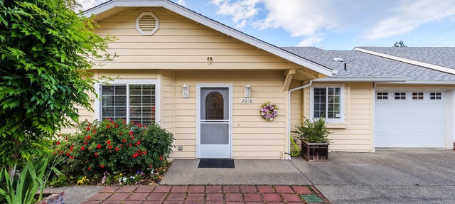 COMFY-COZY, Quiet, EV car CHARGER, GARAGE, Recliner in Grants Pass