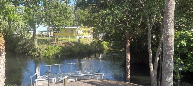COOL CHAZ Waterfront River 2 bedroom Rental-4Kayaks-1Canoe-2docks-boathouse in Homosassa