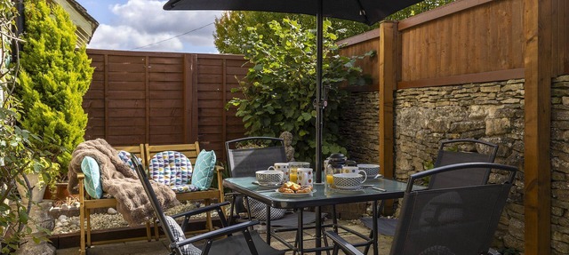 Cosy, secluded and dog friendly holiday cottage, sleeping 4 with 2 bedrooms , in the Cotswolds - Apr in Stow-on-the-Wold
