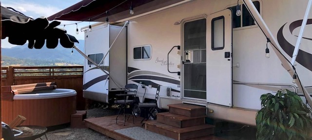 Cottage features a queen-sized bed, dining area, and full kitchen. in Talent