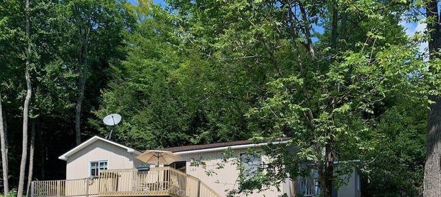 Cottage on a Private Lake, 30 min from Downtown Ottawa in Val-des-Monts