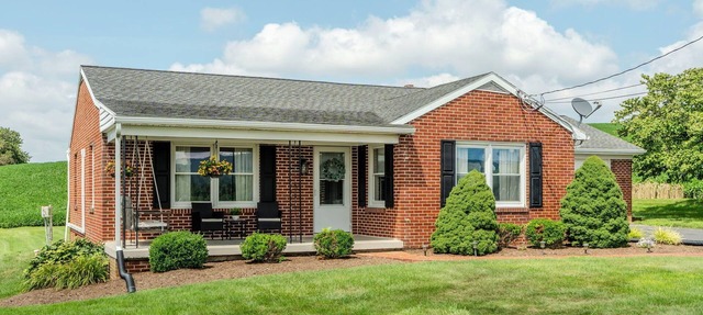 Cottage On Main-cozy 3/1.5 near Shady Maple in East Earl