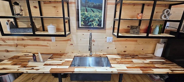 Cozy 2-bedroom cabin in enchanting Bluefield with AC Sleep 7 people in Bluefield