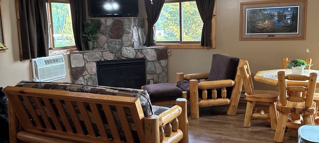Cozy 2-bedroom cabin in tranquil Side Lake. On the water, dock space available. in Side Lake