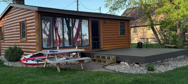 Cozy 2 Bedroom Lakeside Cabin on Lake Manuella in Darwin