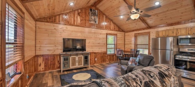 Cozy Broken Bow Cabin, Walk to the Lukfata Creek! in Broken Bow