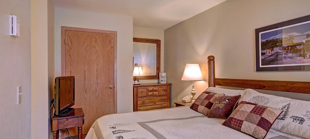 Cozy Hotel Room with Queen-Sized Bed in Breckenridge