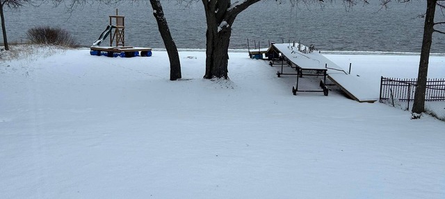Cozy Ottawa River Retreat: Festive Decor, Fireplace, & Scenic Views Await in Pembroke