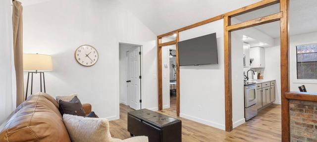 Cozy&Quiet Modern Retreat - Near Hwy 65 - Fully Fenced Yard in Springfield