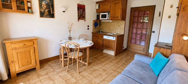 Cozy Studio with Alcove, Ski-In Access, Near Lifts & Golf, Sleeps 4 - Megève in Megève