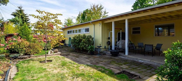 Cozy Sunflower Studio: 1 bedroom retreat, 7 min to UO & 4 min to downtown Eugene. in Eugene