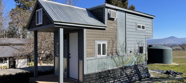Cozy Tiny House! Small But Mighty ~ Comfy & Gorgeous Location in Central Point