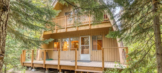 Creek-side mountain cabin with fireplace, balcony & full kitchen - near hiking in Government Camp