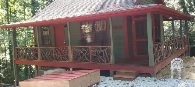 Creekside Cabin Close to hiking trails and waterfalls in Clayton