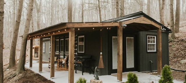 Creekside Cabin: Sauna | Hot Tub | Fire Pit | Romantic | Peaceful | Cozy in Delta