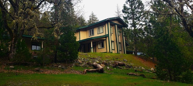 Creekside Mountain Retreat in Grants Pass