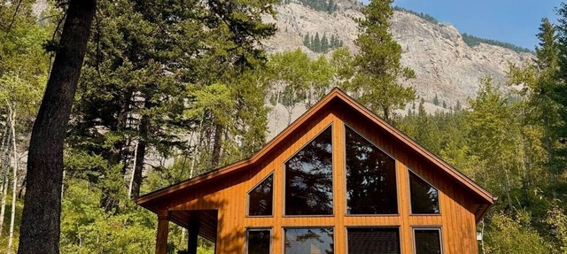 Crowsnest River Chalet - Yeti in Crowsnest Pass