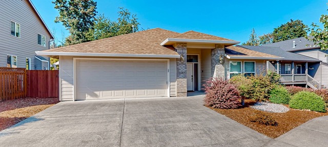 Custom-built home alongside greenspace with deck & massage chairs in Gresham