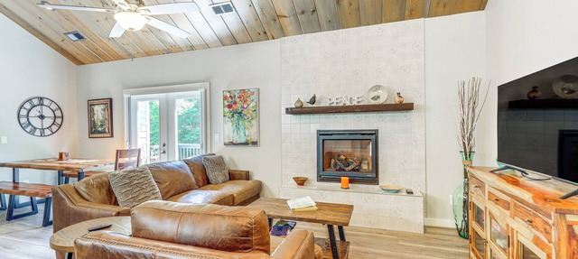 Deck, Fire Pit & Fireplace: Murphy Forest Retreat in Murphy