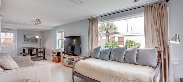 💲DIRECT OCEANFRONT Romantic Cottage💲 Best Beach - Walk to Restaurants - Downtown only 5 Miles in St. Augustine