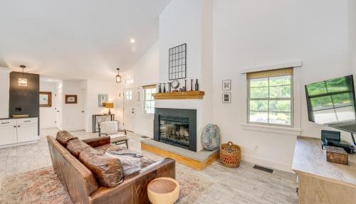 Distinctive Hamptons Home w/Pool Near Bay, Ocean in Hampton Bays