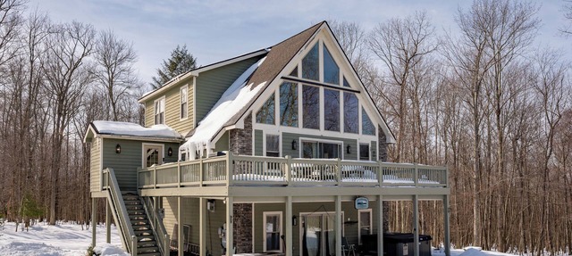 Dog Friendly Deep Creek Chalet w/Hot Tub & Deck in Oakland