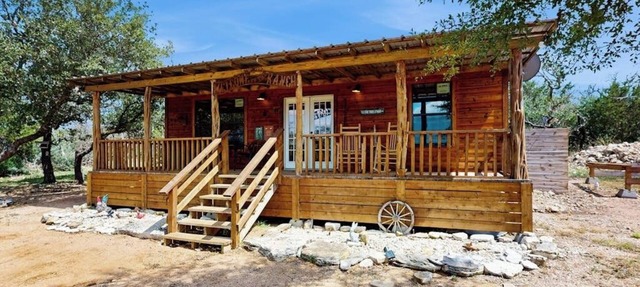 Dog-friendly gem on 11 acres w/valley views, deck, gas grill, fireplace in Fredericksburg