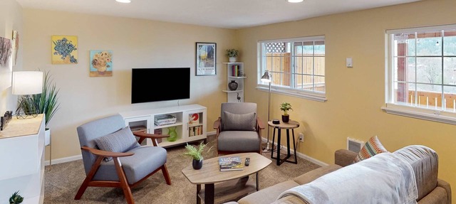 Dog-friendly lower level of duplex w/enclosed deck, washer/dryer, mountain view in Eugene
