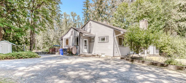 Dog-Friendly Riverfront Retreat with Private Hot Tub, Firepit & Free WiFi in Molalla