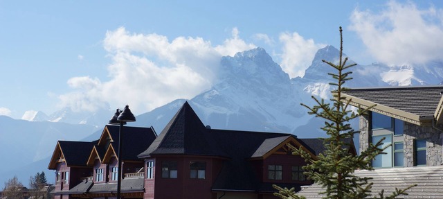 Downtown Canmore Vacation Retreat with Roof-top Hot Tub in Canmore