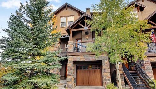 Downtown WP Villa 307 I Private Hot Tub I Views I Activity Program in Winter Park