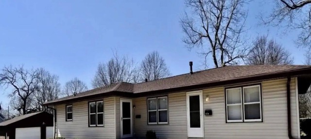Duplex 2 Beds 1 bath Unit WiFi ,Heat & AC in Bloomington Illinois in Bloomington