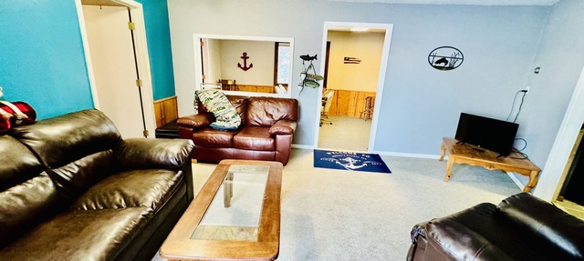 E Devils Lake on US 2 - Townhouse 1/4 mile boat ramp & bar/grill that sleeps 6! in Devils Lake