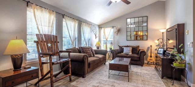 Easy Stay - Hot Tub, Elegant, Peaceful! Pet Friendly! in Hood River
