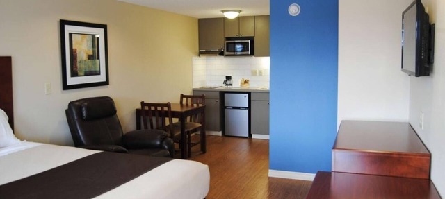 Efficiency Room near Memorial Park | Free Daily Breakfast & Free Parking in Saint Clairsville