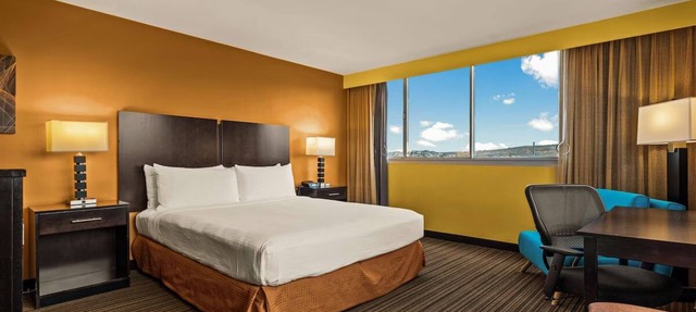 Effortless Airport Access with Swimming Pool & Shuttle | King Bed with City View in Honolulu